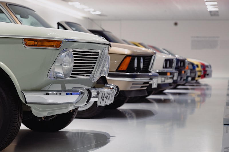 Fila de veículos em showroom